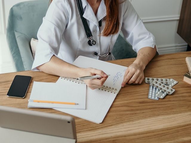 doctora escribiendo en un cuaderno